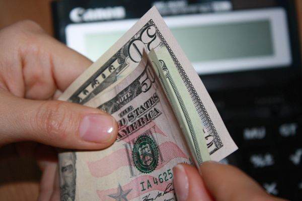 Dolarul, sub presiune: Iranul și riscul geopolitic limitează scăderile