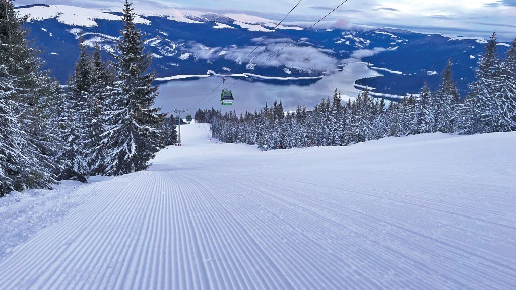 Pe pârtiile din Sinaia și de pe Transalpina se va schia de Paște, spre bucuria iubitorilor de sporturi de iarnă