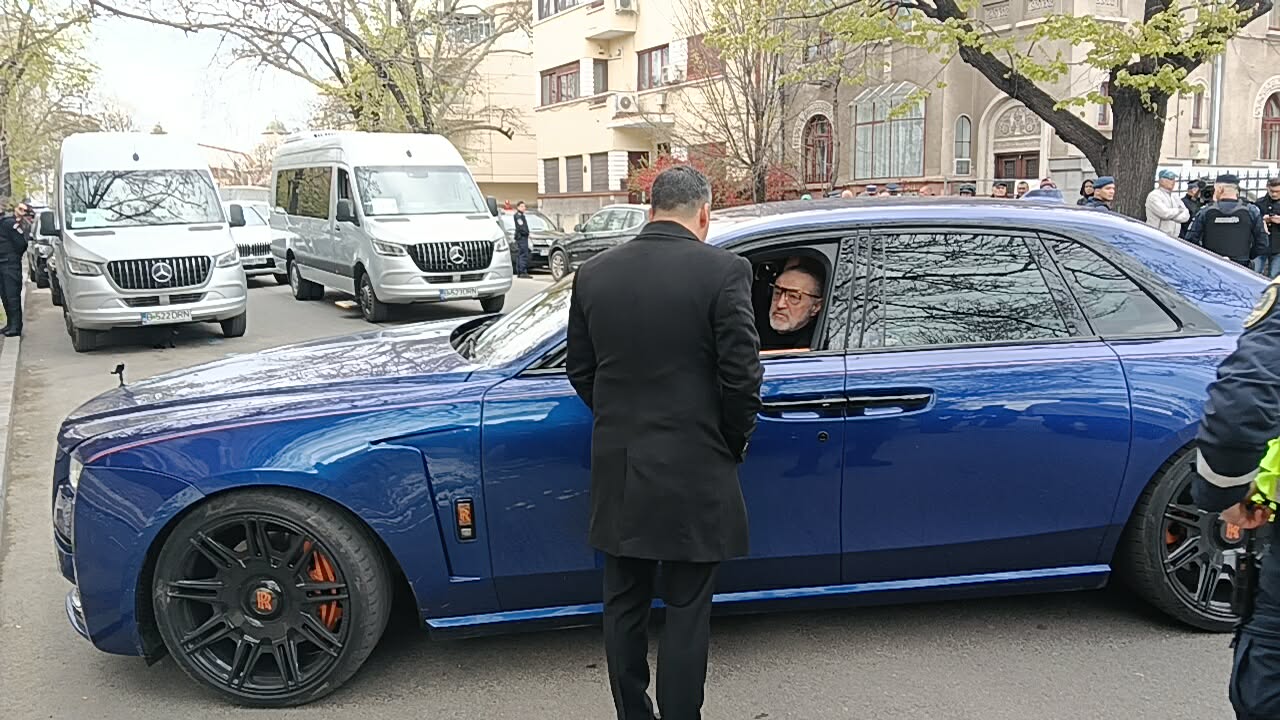 Becali, sosire SPECTACULOASĂ la înmormântarea lui Mircea Lucescu. Rolls Royce de 500.000 euro!