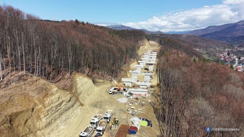 Muncitori și utilaje lucrează la tunelul Poiana de pe A1, din Carpați