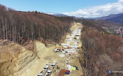 Muncitori și utilaje lucrează la tunelul Poiana de pe A1, din Carpați