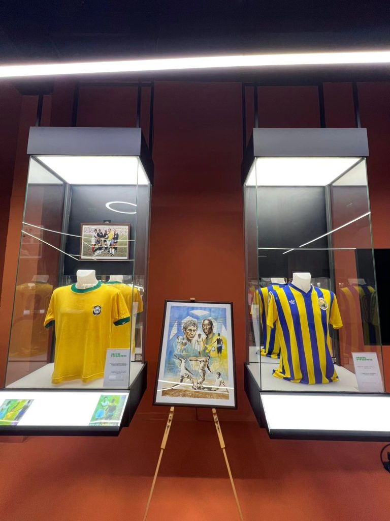 Lucescu își deschide colecția personală de fotbal GRATUIT la muzeu