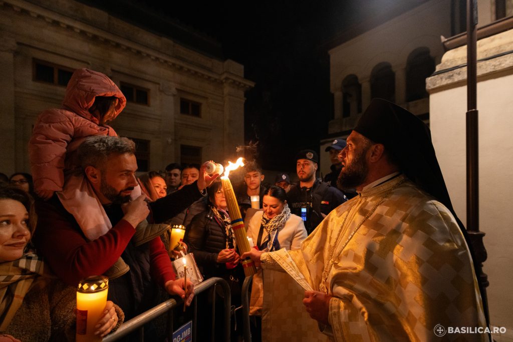 Învierea la Patriarhia Română: Credincioșii așteaptă Lumina Sfântă