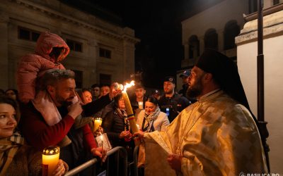 Învierea la Patriarhia Română: Credincioșii așteaptă Lumina Sfântă
