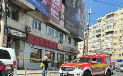 Mesh publicitar prăbușit la Timișoara: Bucăți de beton au căzut pe trotuar! Fritz: Cineva a dat găuri