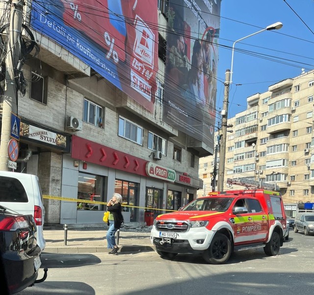 Mesh publicitar prăbușit la Timișoara: Bucăți de beton au căzut pe trotuar! Fritz: Cineva a dat găuri