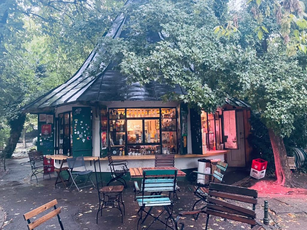 Oamenii, revoltați în Cișmigiu: Cer lui Ciucu să salveze o terasă!