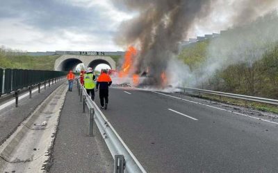 Incendiu pe A1: Camion cu fructe, făcut scrum în Hunedoara, șoferul, în stare de șoc