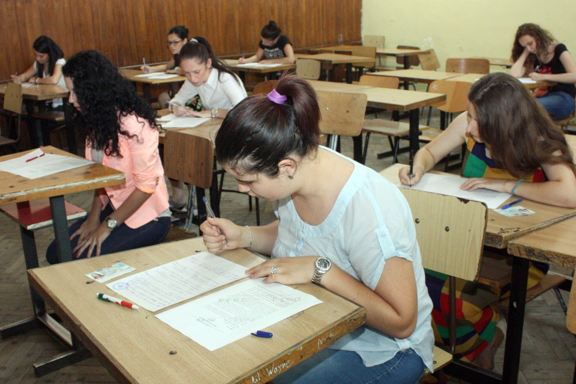 Simulările examenului de Bacalaureat din perioada 23-26 martie 2026 au arătat o creștere a numărului de elevi participanți și o îmbunătățire a rezultatelor, comparativ cu anul precedent