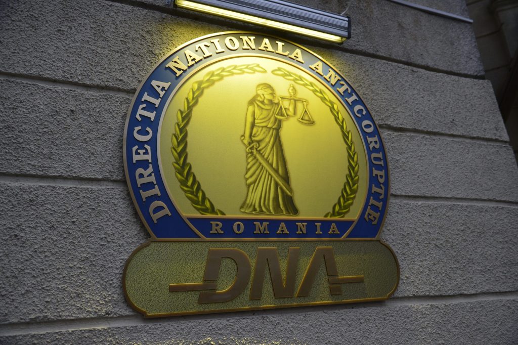 O anchetă DNA zguduie județul Argeș: Achiziții supraevaluate și suspiciuni de corupție în proiecte sociale Un dosar de corupție complex a fost trimis spre judecare la Tribunalul Argeș, punând sub semnul întrebării integritatea unor funcționari publici și a unor afaceri derulate în cadrul proiectelor destinate persoanelor vulnerabile