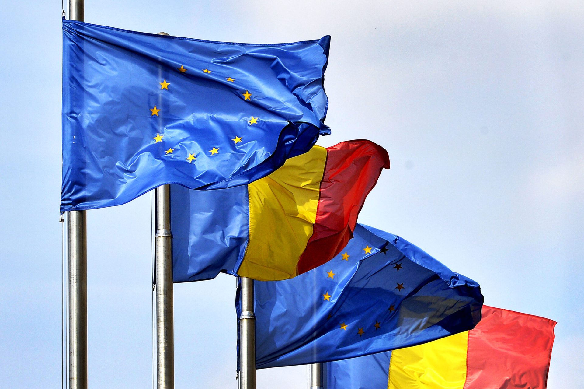 Scăderi masive de încredere în stat, NATO și UE. Românii, împotriva sprijinului pentru Ucraina