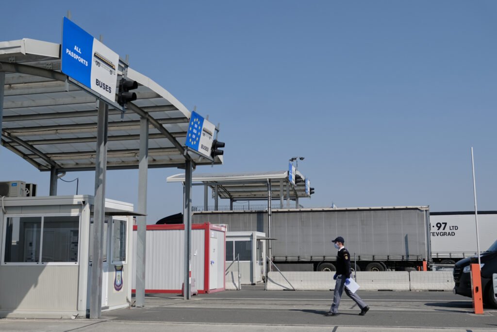 AVR controlează importurile de alimente perisabile: Verificări ample pentru a preveni fraudele București – Autoritatea Vamală Română (AVR) a demarat luni o amplă acțiune operativă de control asupra transporturilor de produse alimentare perisabile provenite din import