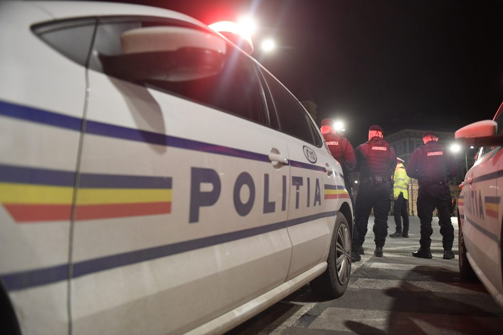 Tineri, prinși într-un carusel: Intervenție spectaculoasă a pompierilor