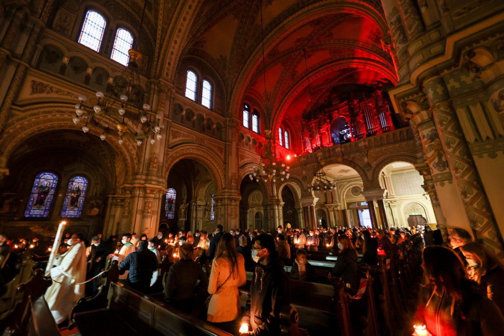 Calendarul: O Istorie a Datelor și a Divergențelor Religioase În urmă cu peste patru secole, calendarul pe care îl folosim astăzi în Occident, calendarul Gregorian, a fost implementat de Papa GRIGORE al XIII-lea