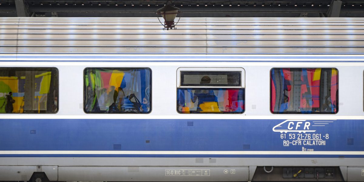 Copac prăbușit pe șină: Trenurile stau pe ruta Brașov-Sighișoara