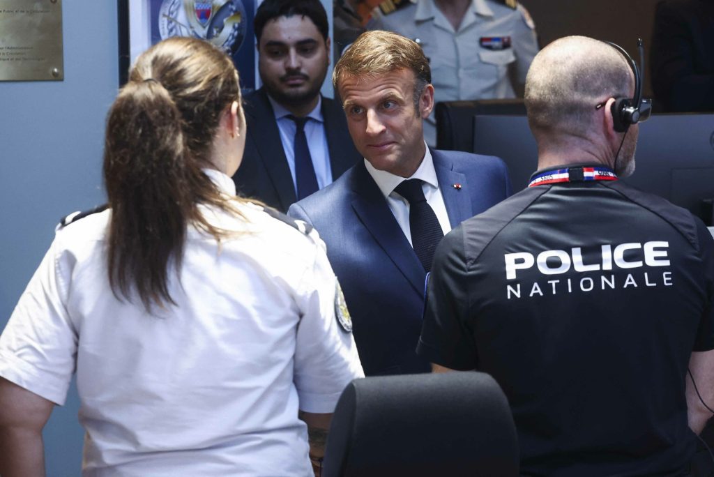 Poliția, blocată la Palatul Elysee: Macron, anchetă fierbinte