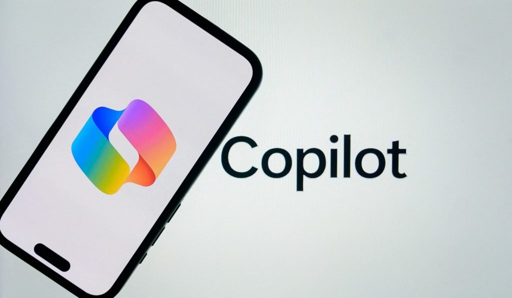 Un avertisment al companiei Microsoft cu privire la utilizarea inteligenței artificiale (IA) Copilot, care sugerează că aceasta este destinată „exclusiv divertismentului”, a stârnit critici pe rețelele de socializare