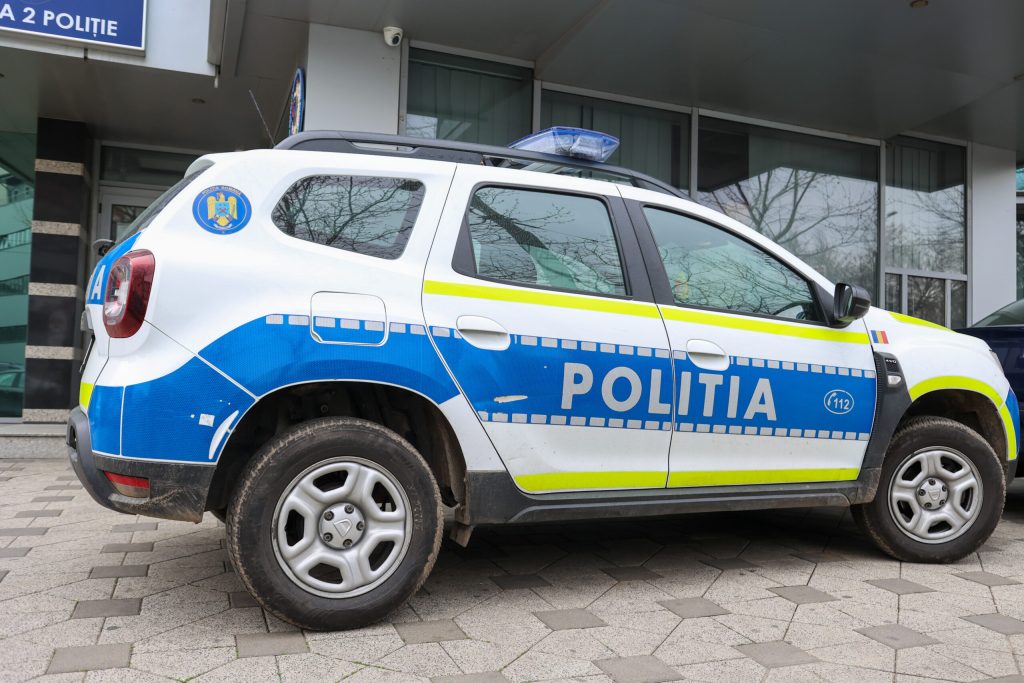 Un șofer de 20 de ani a fost reținut după o urmărire spectaculoasă în Capitală, în urma căreia un polițist rutier a fost rănit