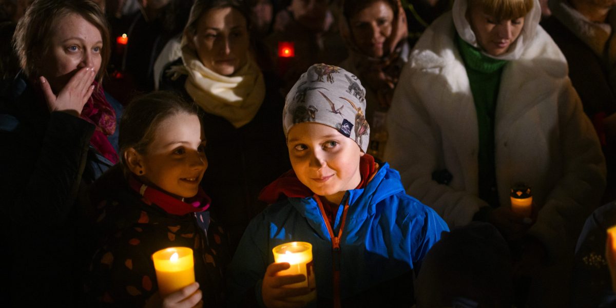 Înviere: Trei sferturi din români merg la slujbă și stau acasă de Paște