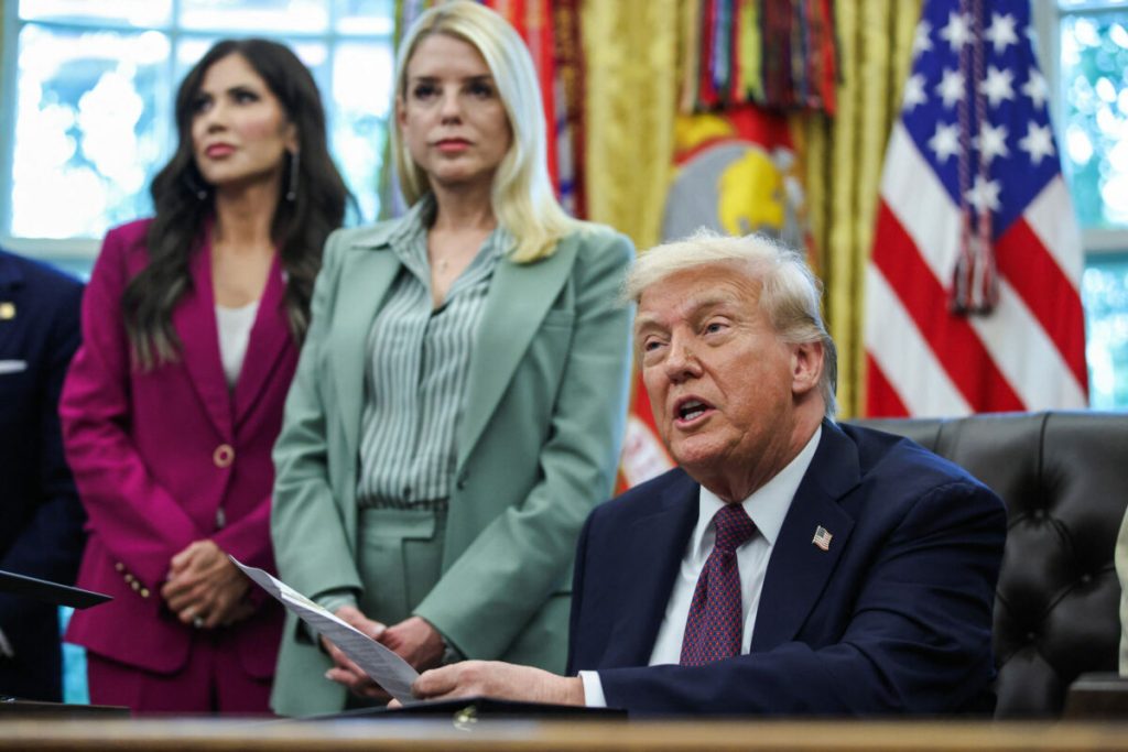 Nu ascultă consilierii, se enervează și improvizează: Ce urmează?