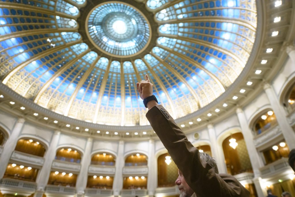 Pace strânge semnături pentru moțiune. Opoziția, DIVIZATĂ înaintea votului