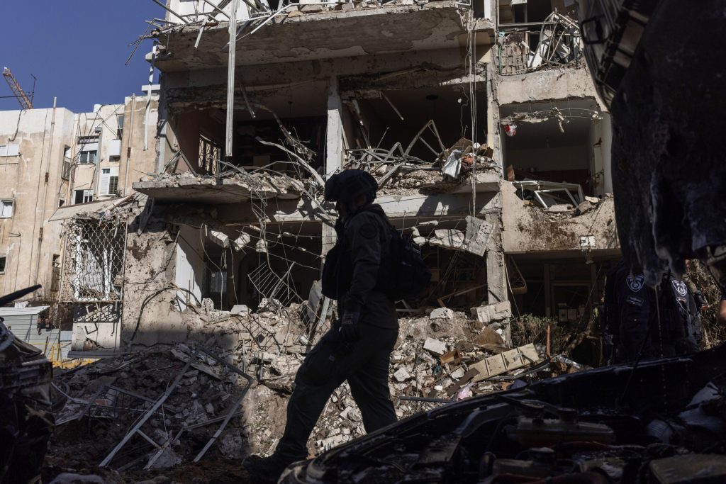 Israel continuă bombardamentele asupra Hezbollah, tensiuni majore în conflict