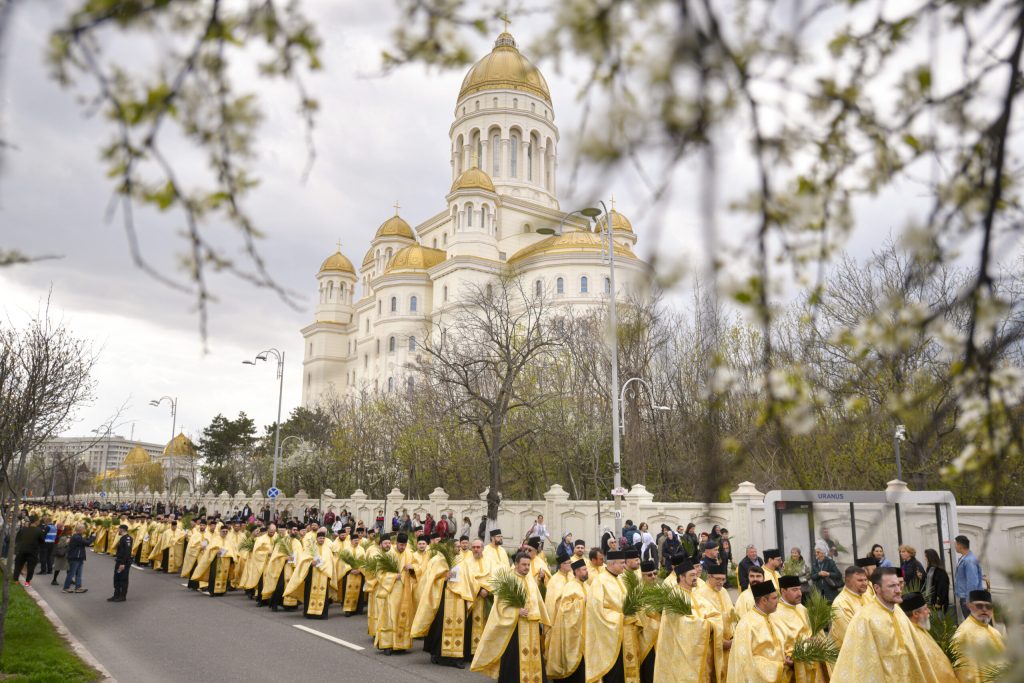 O procesiune impresionantă a marcat debutul sărbătorii de Florii la București București – Mii de credincioși au participat, duminică, la procesiunea de Florii organizată în centrul Capitalei, marcând astfel începutul sărbătorii Intrării Domnului în Ierusalim