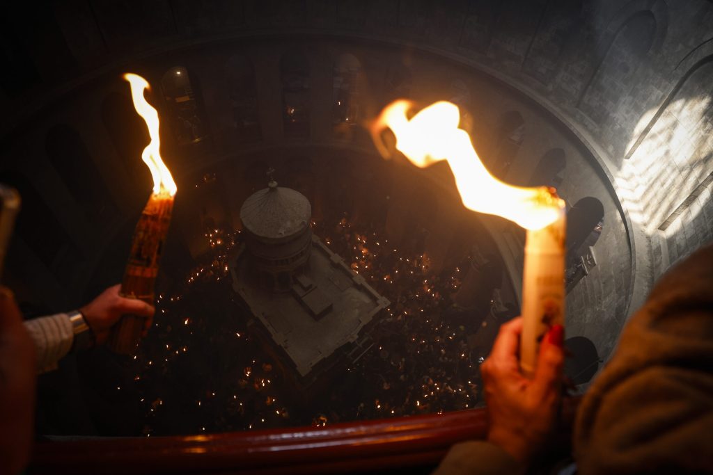 Avionul cu Sfânta Lumină a aterizat la București