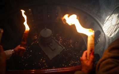 Avionul cu Sfânta Lumină a aterizat la București