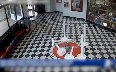Director de liceu, erou: A înfruntat un atacator înarmat de 20 de ani în SUA