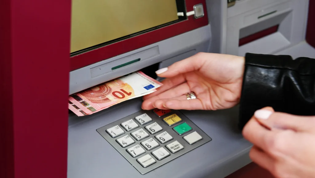 Bani la bancomat: Noi reguli UE, verificări în timp real pentru clienți