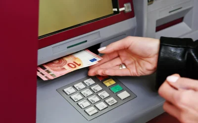 Bani la bancomat: Noi reguli UE, verificări în timp real pentru clienți