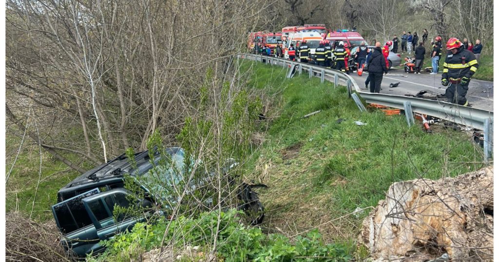 Accident grav în Sibiu cu două mașini implicate: cinci persoane au fost duse la spital, între care un tânăr și doi adolescenți