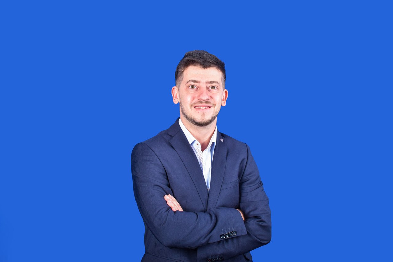 Inteligența artificială preia controlul în companii: Până la 90% din cererile IT, rezolvate automat București – Inteligența artificială (AI) transformă rapid modul în care funcționează companiile, preluând sarcini repetitive și schimbând rolul angajaților