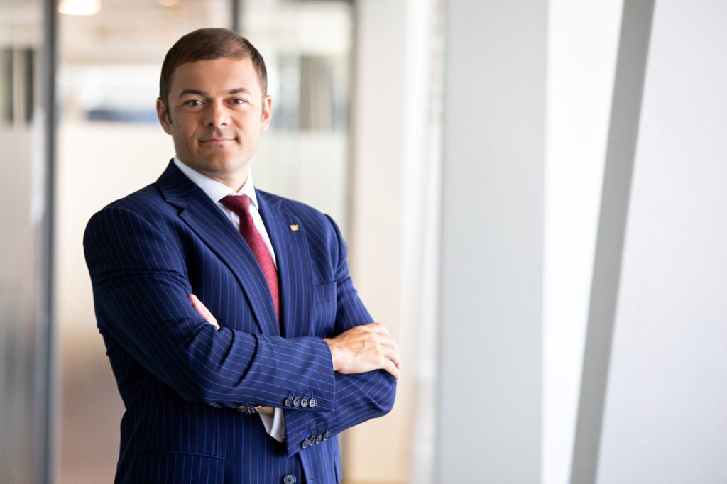 România intră în „clubul” OCDE: Ce avantaje aduce acest statut pentru investitori și economie Aderarea României la Organizația pentru Cooperare și Dezvoltare Economică (OCDE) reprezintă un moment crucial pentru țara noastră, cu implicații economice majore pe termen lung
