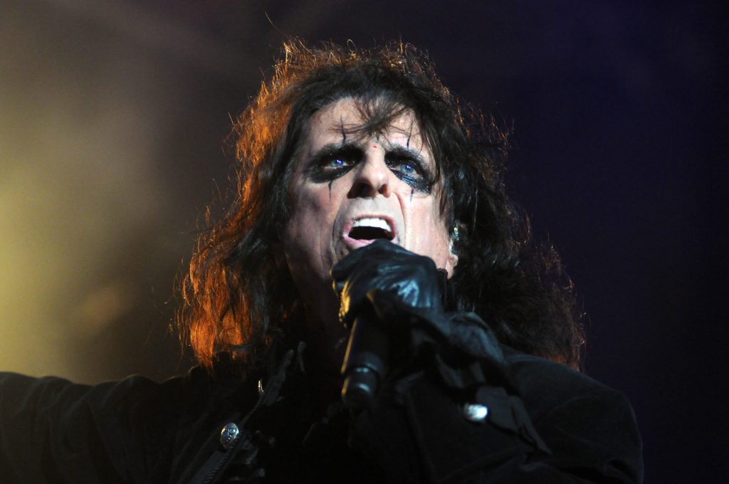 Cum a salvat Alice Cooper iconicul Hollywood Sign de la ruină