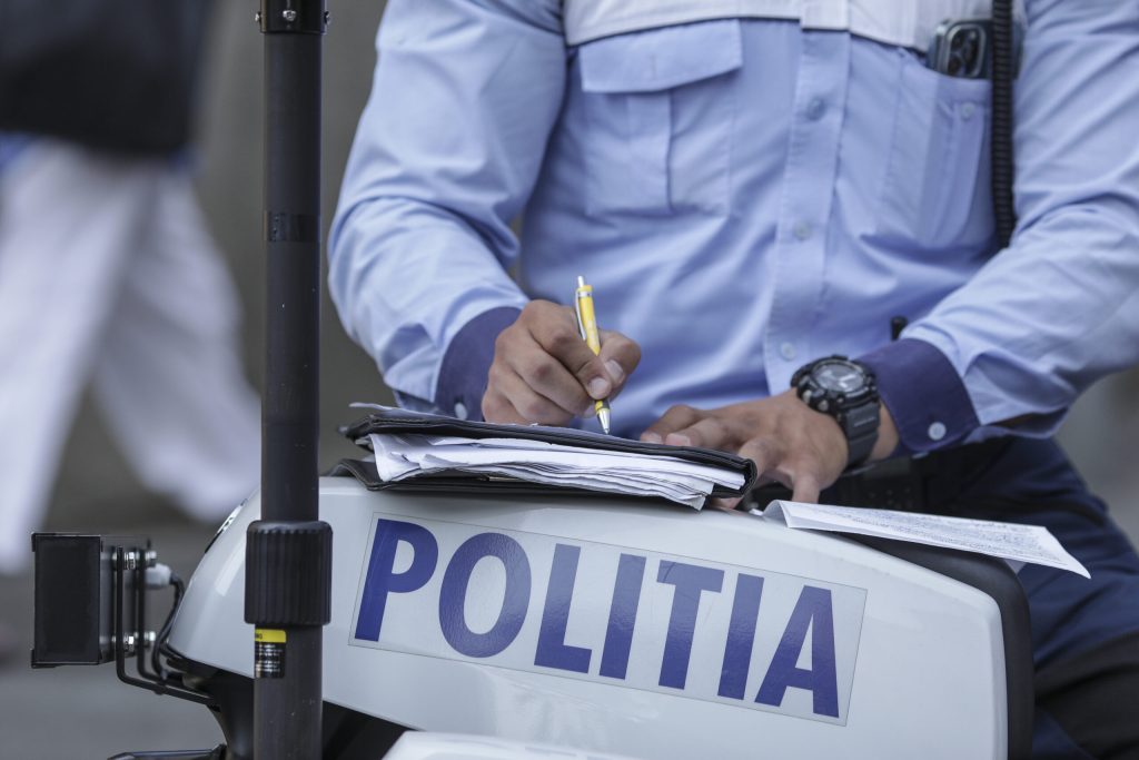 Rescrie acest titlu ca un jurnalist român experimentat. Între 55-70 caractere, captivant, direct. Stilul ziarelor Libertatea, Adevărul, HotNews. Titlu: 153 de amenzi pentru viteză în mai puțin de 24 de ore. Brigada Rutieră continuă operațiunea „Speed”

REGULI STRICTE:
– Răspunde cu UN SINGUR titlu, nimic altceva
– Prima literă din titlu TREBUIE să fie MAJUSCULĂ
– NUMELE PROPRII CU LITERĂ MARE OBLIGATORIU: Donald Trump (nu donald Trump), Mircea Lucescu (nu mircea lucescu), București (nu București), România (nu românia), Europa (nu europa)
– Folosește DIACRITICE corecte: Ă, î, â, ș, ț (nu a, i, a, s, t). Exemplu: Mașină (nu masina), încă (nu inca), față (nu fata)
– Fără ghilimele în jurul titlului
– INTERZIS majuscule la fiecare cuvânt (Title Case). CORECT: „Controverse pe piața de inteligență artificială”. GREȘIT: „Controverse Pe Piața De Inteligență Artificială”. Doar prima literă mare + nume proprii
– Fără punct la finalul titlului
– Fără „Iată ce…”, „Află cum…”, „Descoperă…”, „Află acum”, „Surpriză:”
– Semnul de exclamare (!) este COMPLET INTERZIS în titlu – nu folosi ! niciodată
– SCRIE DOAR ÎN LIMBA ROMÂNĂ – dacă titlul original e în altă limbă, traduce-l
– Fără formatare markdown sau HTML