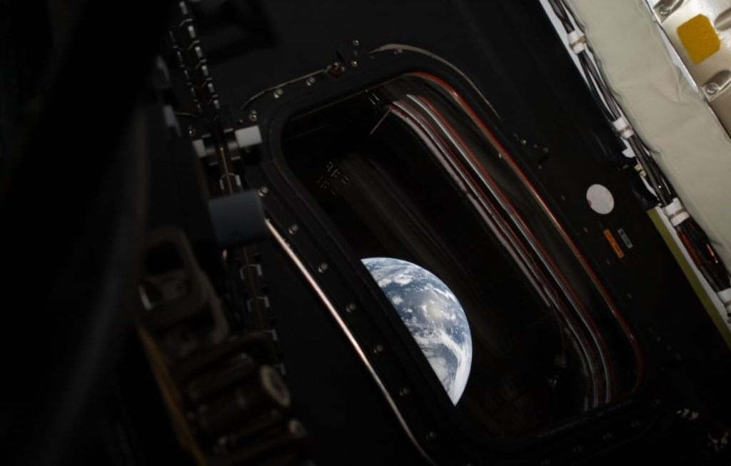 Capsula Orion a transmis primele imagini spectaculoase din spațiu, surprinse de echipajul Artemis II, după ce a părăsit orbita Pământului și se îndreaptă spre Lună