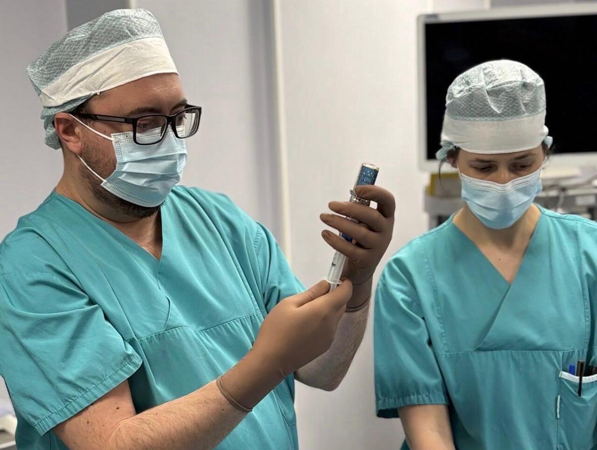O premieră medicală la Sibiu: Implantarea unui spacer rectal pentru pacienții cu cancer de prostată Spitalul MedLife Polisano din Sibiu a implementat o tehnică inovatoare pentru tratamentul cancerului de prostată, devenind primul centru atestat din România care realizează intervenții de implantare a unui spacer rectal