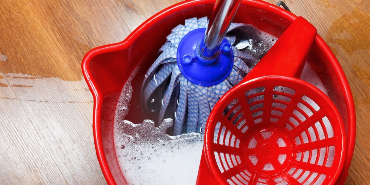 Așa ții parchetul distrus: Greșeala majoră pe care o faci zilnic!