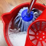 Așa ții parchetul distrus: Greșeala majoră pe care o faci zilnic!