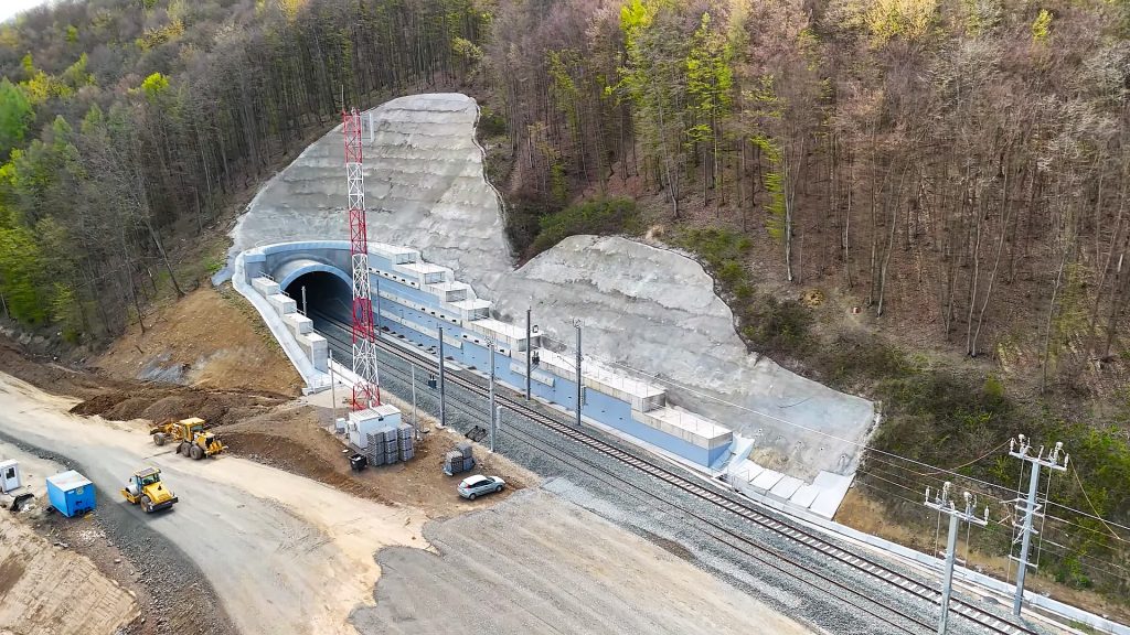 S-au dat startul săpăturilor pentru un nou tunel pe Autostrada Sibiu-Pitești, anunță CNAIR