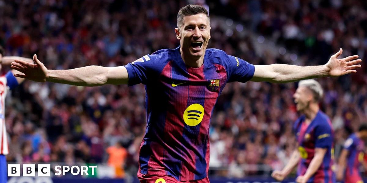 Robert Lewandowski celebrates scoring Barcelona's winner against Atletico Madrid