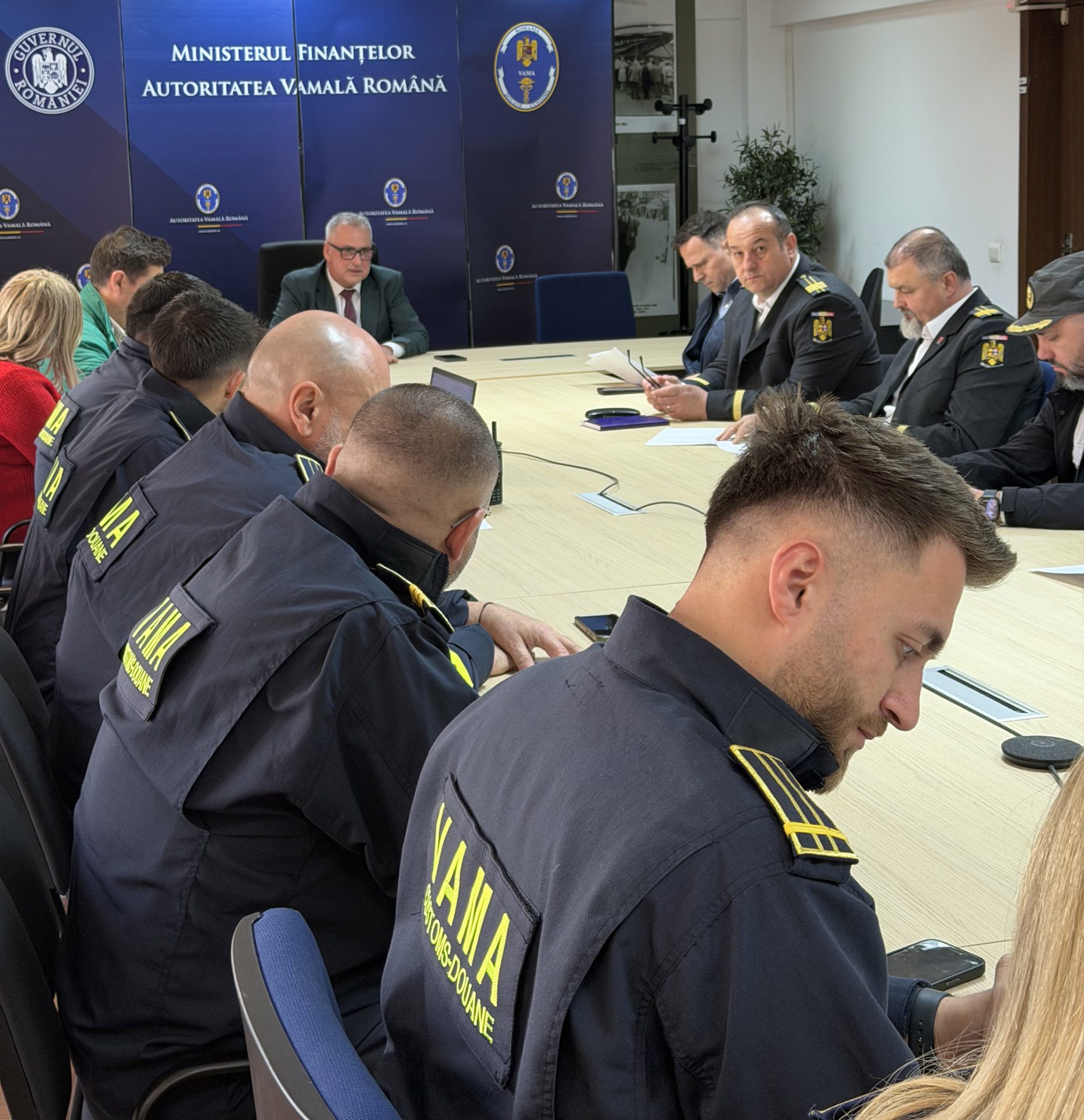 Autoritățile fac razie la depozitele de legume-fructe importate O acțiune de control coordonată de Autoritatea Vamală Română, împreună cu Agenția Națională de Administrare Fiscală – Direcția Generală Antifraudă Fiscală și Autoritatea Națională Sanitară Veterinară și pentru Siguranța Alimentelor, vizează operatori economici din domeniul depozitării și comercializării produselor alimentare perisabile