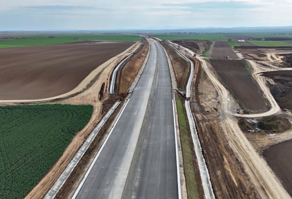 Autostrada Transilvania: 2026, Anul Marilor Inaugurări? Anul 2026 ar putea marca un moment important pentru infrastructura rutieră a României, cu inaugurări semnificative pe Autostrada Transilvania (A3)