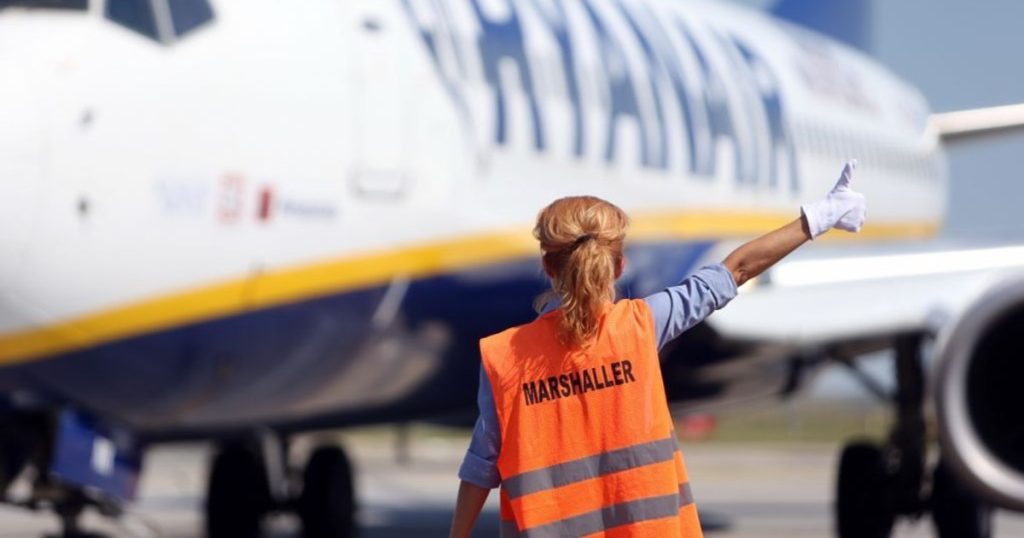 Un avion Ryanair a decolat fără cei 190 de pasageri care plătiseră bilet. Compania refuză rambursarea banilor