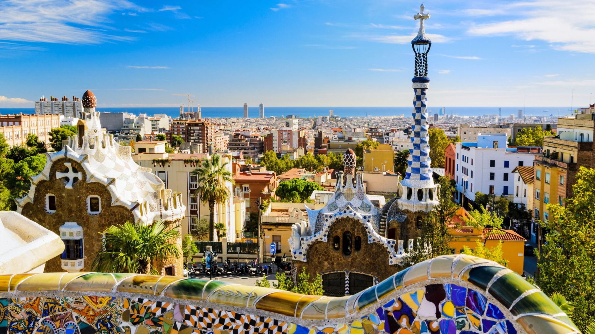 Barcelona Dublează Taxa Turistică, Stârnind Reacții Amestecate Începând cu 1 aprilie 2026, turiștii care vizitează vibrantul oraș de pe coasta catalană, Barcelona, vor scoate mai mulți bani din buzunar