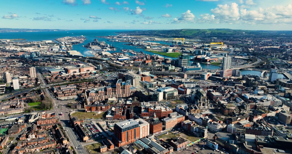 Inul revine! Belfast transformă trecutul industrial într-un cult fashion