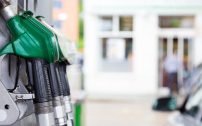 Cât costă benzina și motorina în marile rețele. Prețul petrolului scade pe fondul semnalelor privind reluarea dialogului SUA-Iran
