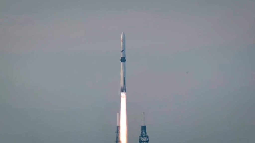 Blue Origin face istorie: Racheta New Glenn, REUTILIZATĂ pentru prima oară!